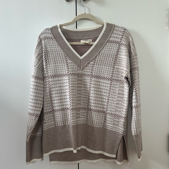 Christian Siriano Beige and Brown V-Neck Sweater - Picture 1 of 3